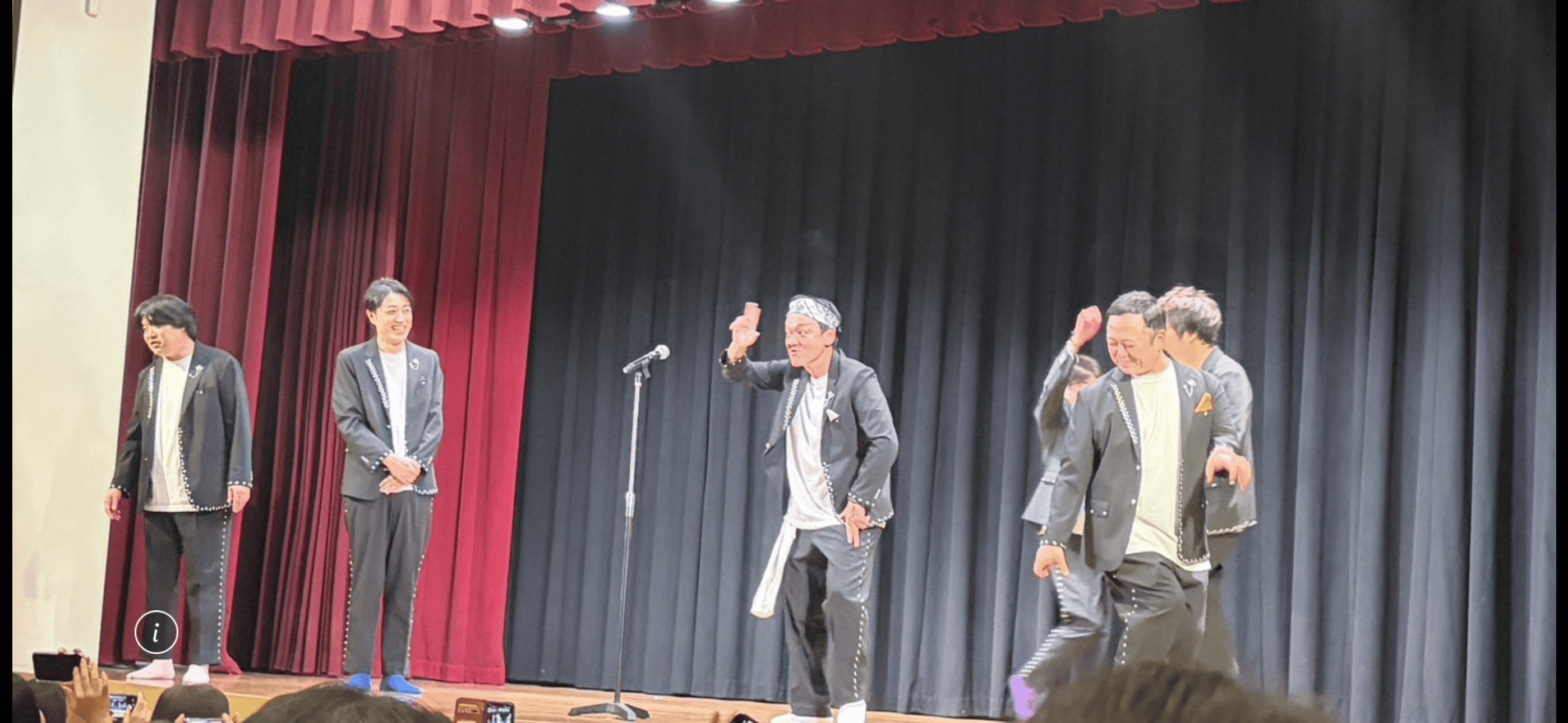 ステージで漫才パフォーマンスする受講生たち