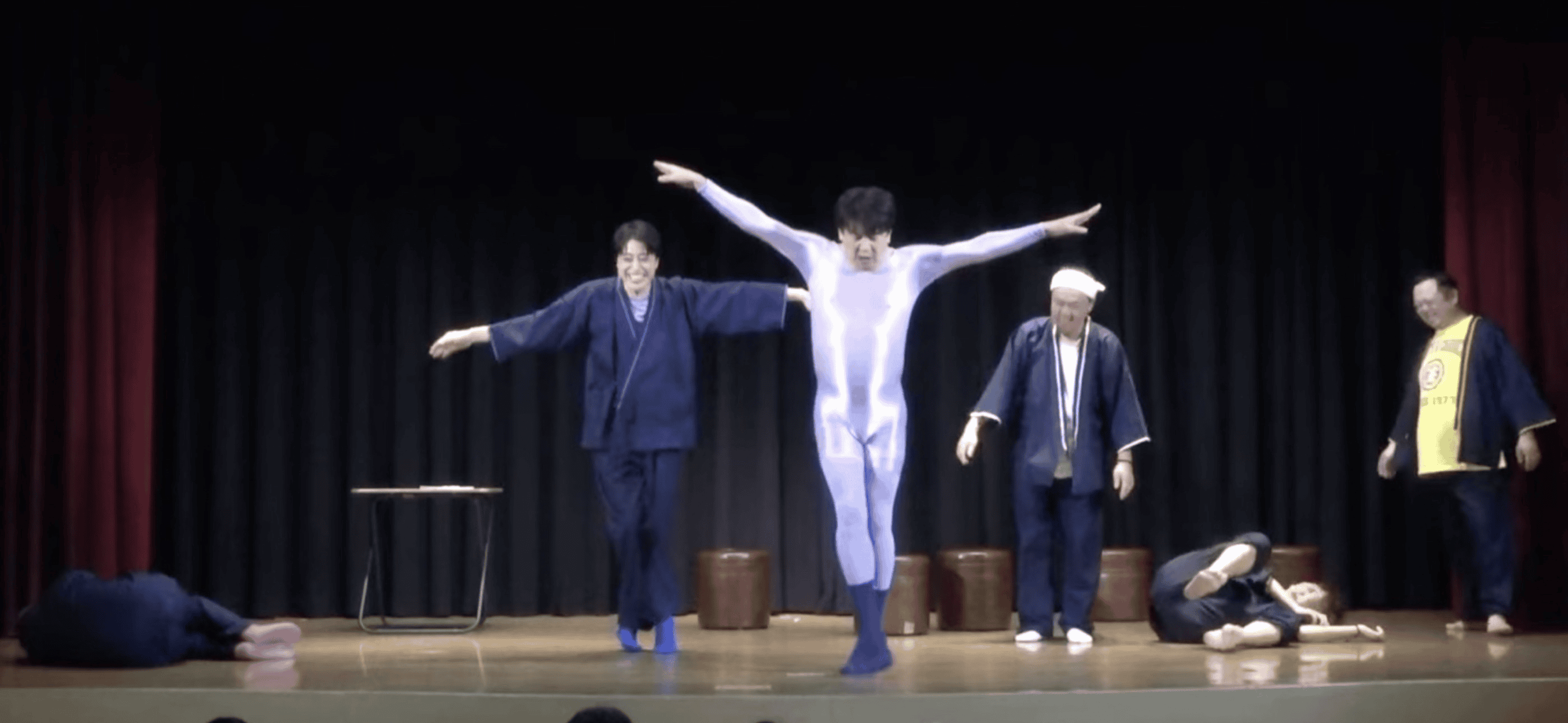 コントを披露する受講生たち